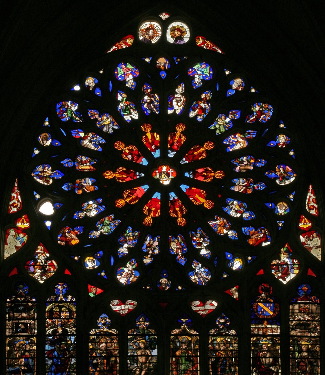 Vindue w135 viser Gud, serafer, musikalske engle og ti af apostlene. lancetterne nedenfor indeholder sene C16-figurer, skytshelgenerne for de daværende kanoner:- St James, St Christopher, St Charlemagn af French School