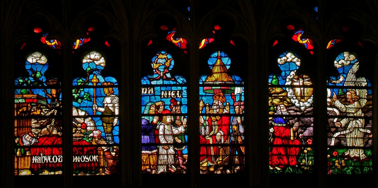 Vindue w136, der viser scener fra historien om Daniel af French School
