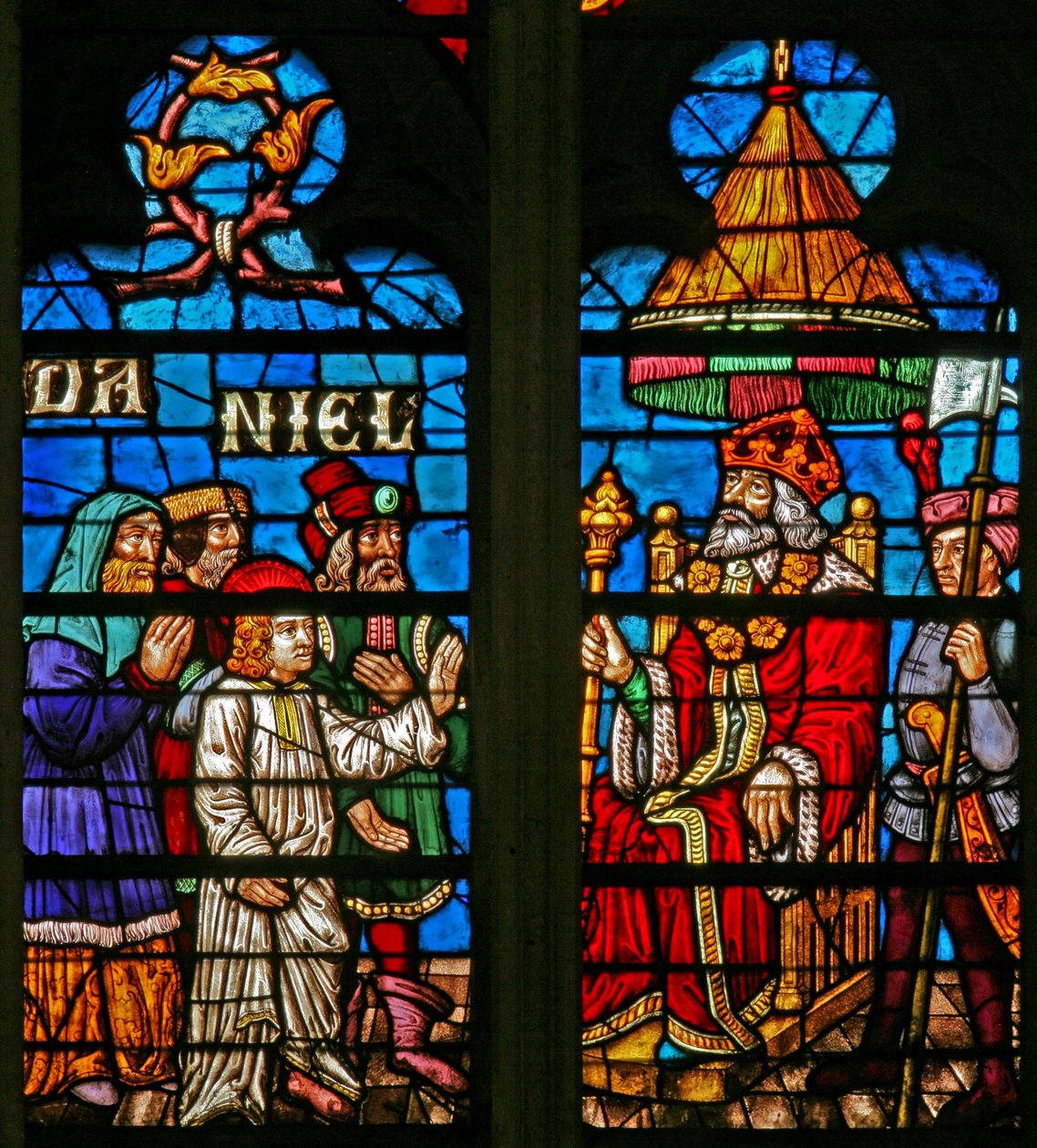 Vindue w136, der viser scener fra historien om Daniel: før Nebukadnezar af French School