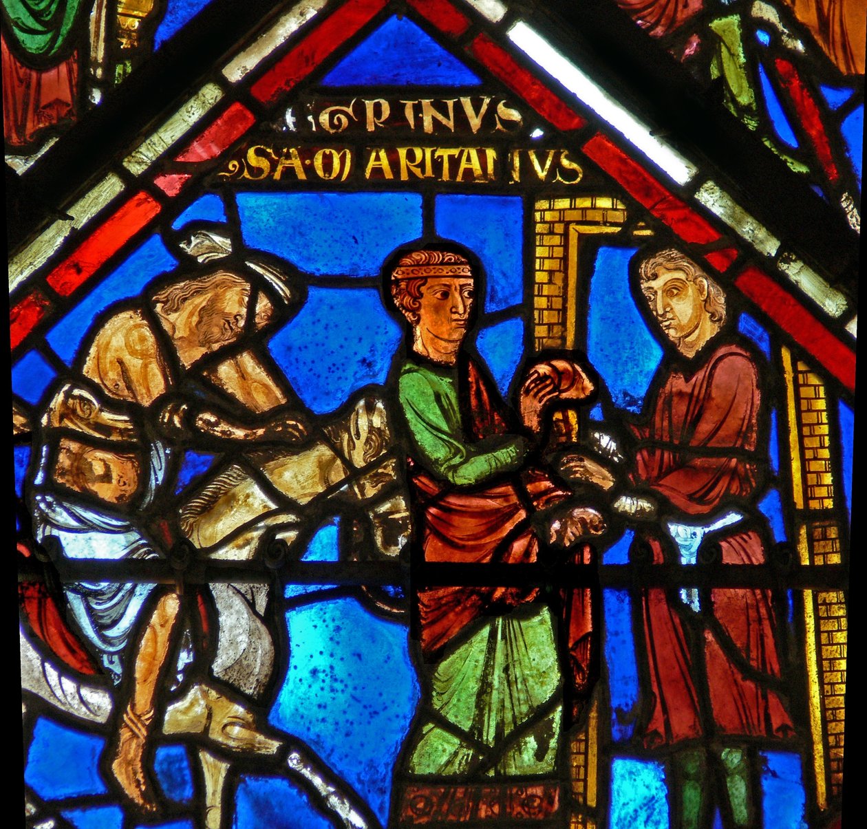 Vindue w15, der viser en scene i det barmhjertige samaritanske vindue: samaritaneren tager pilgrimmen til en kro af French School