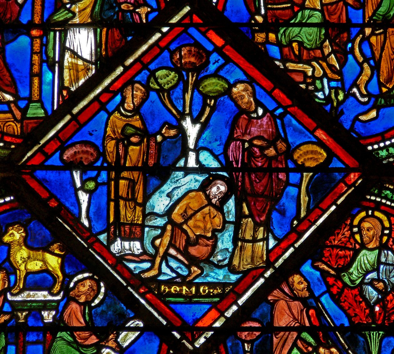 Vindue w15, der viser en scene i det barmhjertige samaritanske vindue: pilgrimmen ignoreres af en præst og en Levi af French School