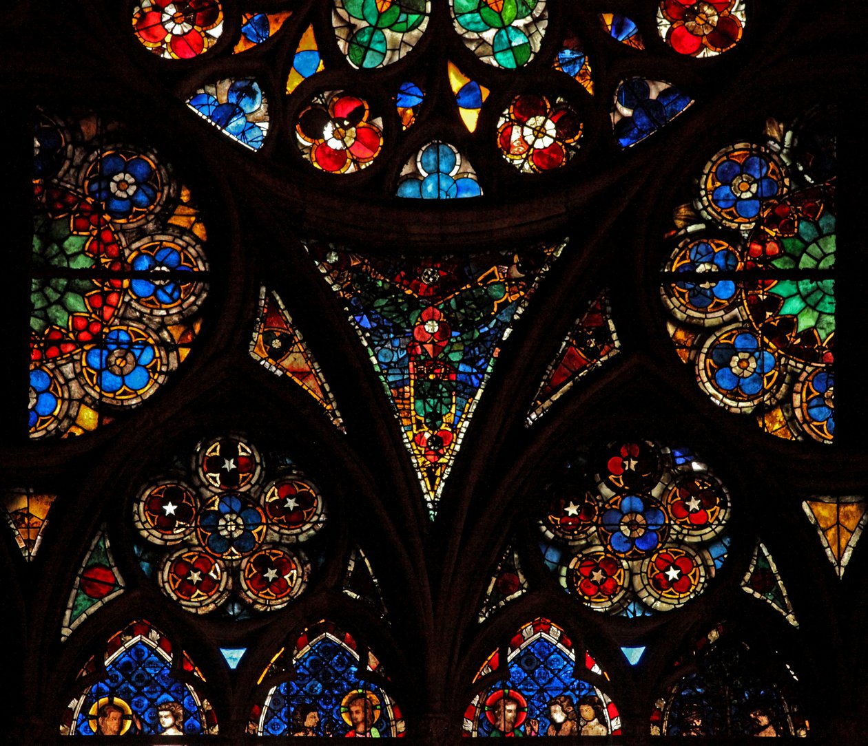 Vindue w17, der afbilder tracery-lysene med geometrisk og dekorativt glas af French School