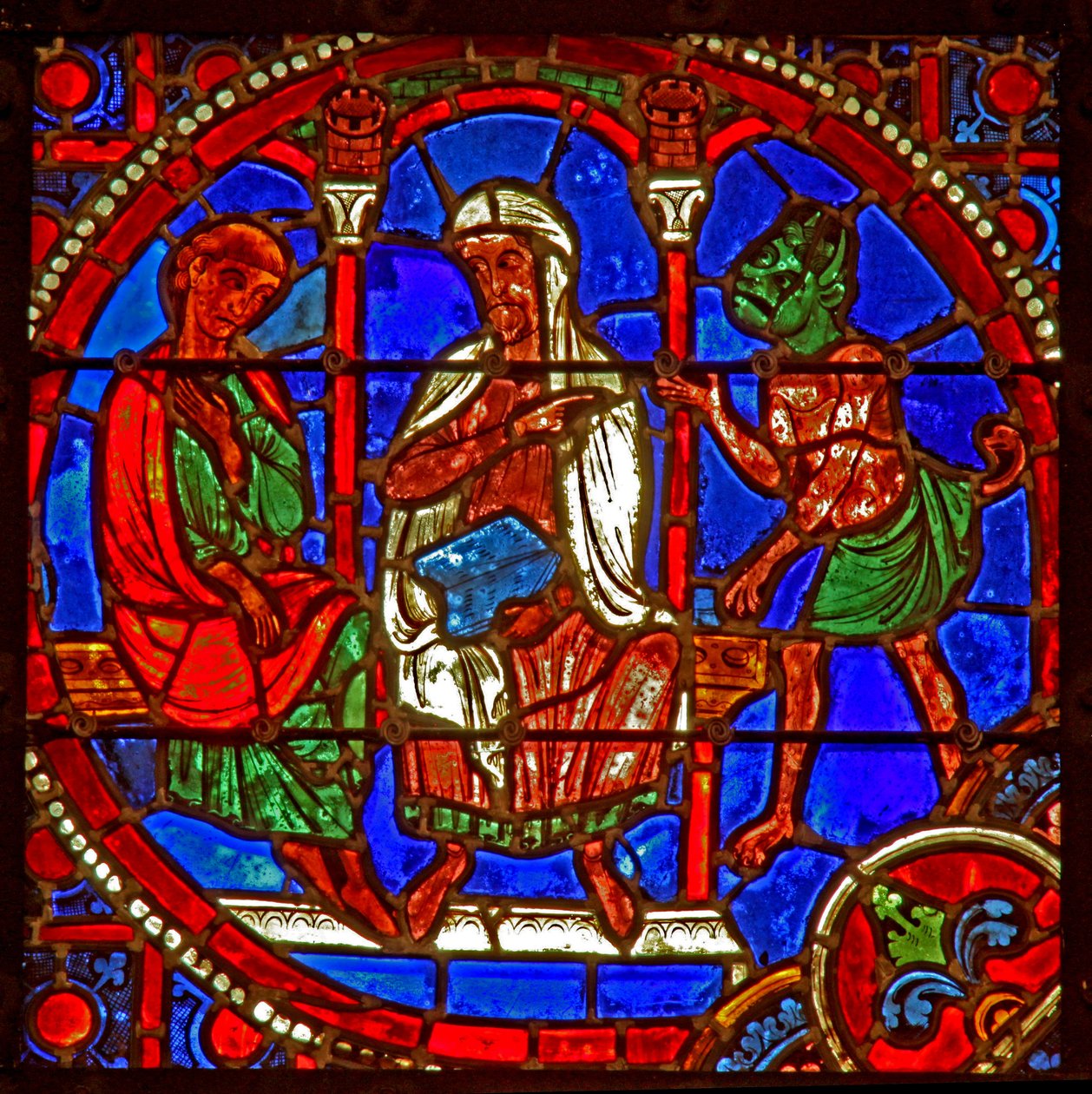 Vindue w1 viser en scene fra Theophilus-historien: han bliver introduceret til Satan af en tryllekunstner af French School