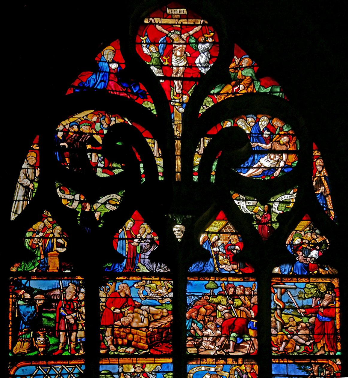Vindue w1, der viser korsfæstelsen med Maria og Johannes, Via Crucis, aflejringen af French School