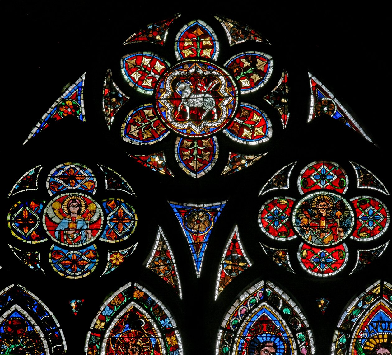 Vindue w202, der viser sporlyset med to engle og Agnus Dei af French School