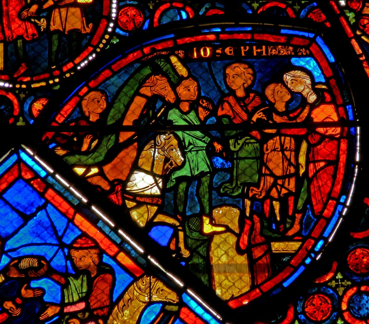 Vindue w24 viser en scene fra historien om Josef: hans brødre ankommer, og Joseph omfavner Benjamin af French School