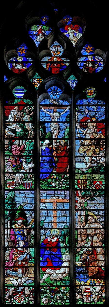 Vindue w25, der viser korsfæstelsen med Hubert og St. Christopher; nedenfor er donoren Louis de Roncherolles og hustruen Francoise de Halluin med St. Louis og St. Francis af French School