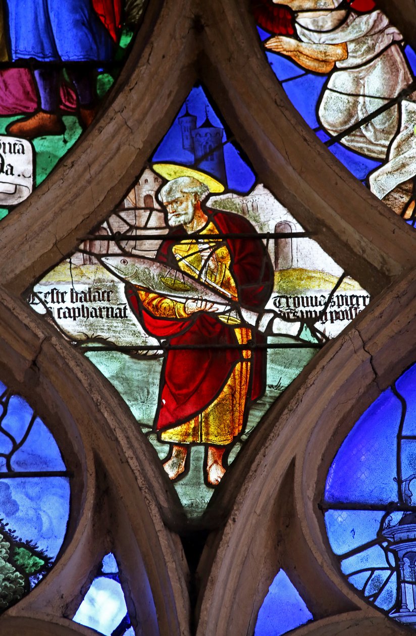Vindue w2, der viser Sankt Peter, bærer en fisk - for at komme ind i Capernium af French School