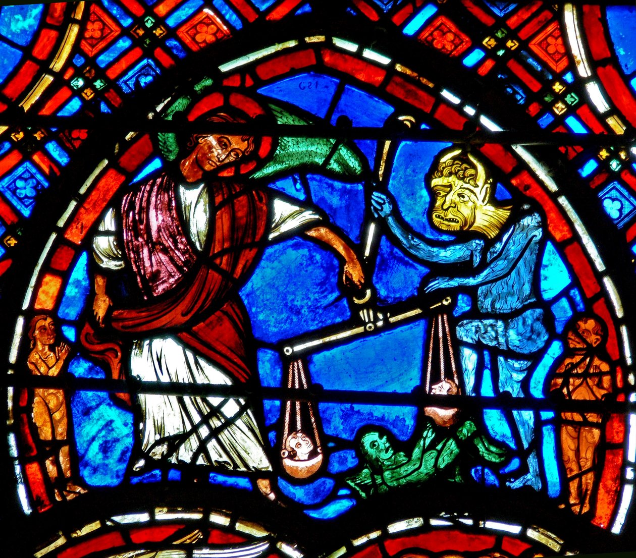 Vindue w4 viser en scene fra den sidste dom: St. Michael vejer sjælene af French School