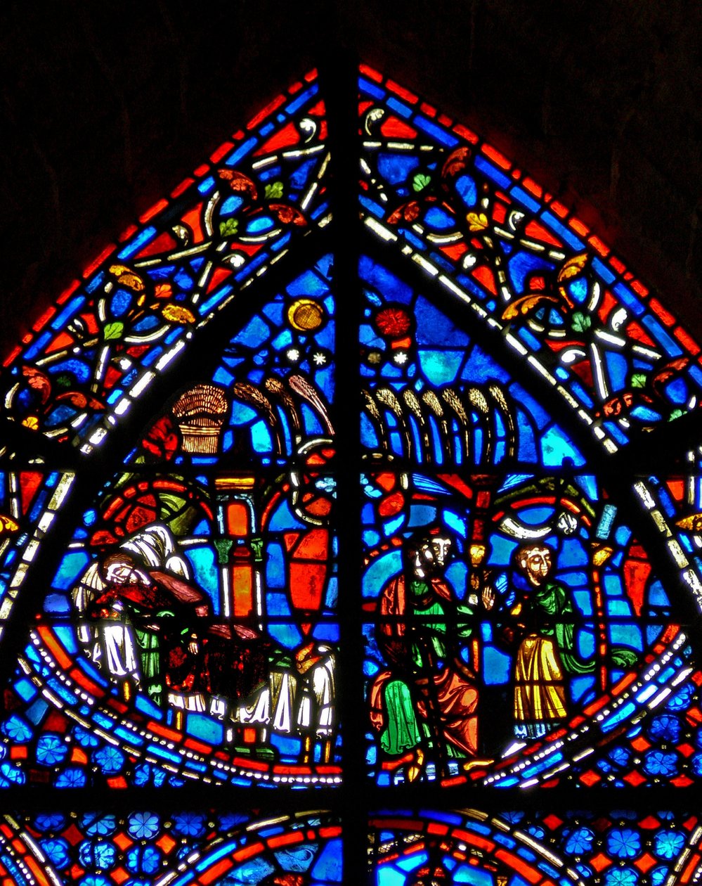 Vindue w9, der viser Josephs drøm; solen, månen, stjernerne og hans brødres hvedeskær bøjer sig for ham. Hans far formaner ham. af French School