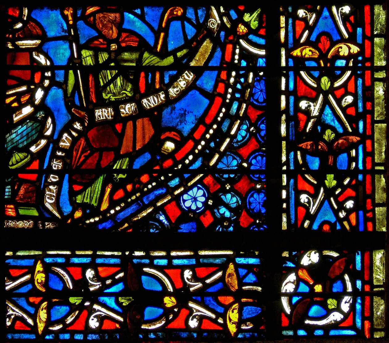 Vindue w9, der forestiller Farao, der holder en banderole med ordene I Clement of Chartres lavede dette vindue (i Joseph-vinduet) af French School