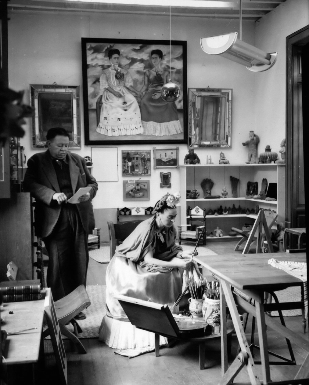 De mexicanske malere Frida Kahlo (1907-1954) og Diego Rivera (1886-1957) i deres værksted i 1948 (s/h-foto) af Frida Kahlo