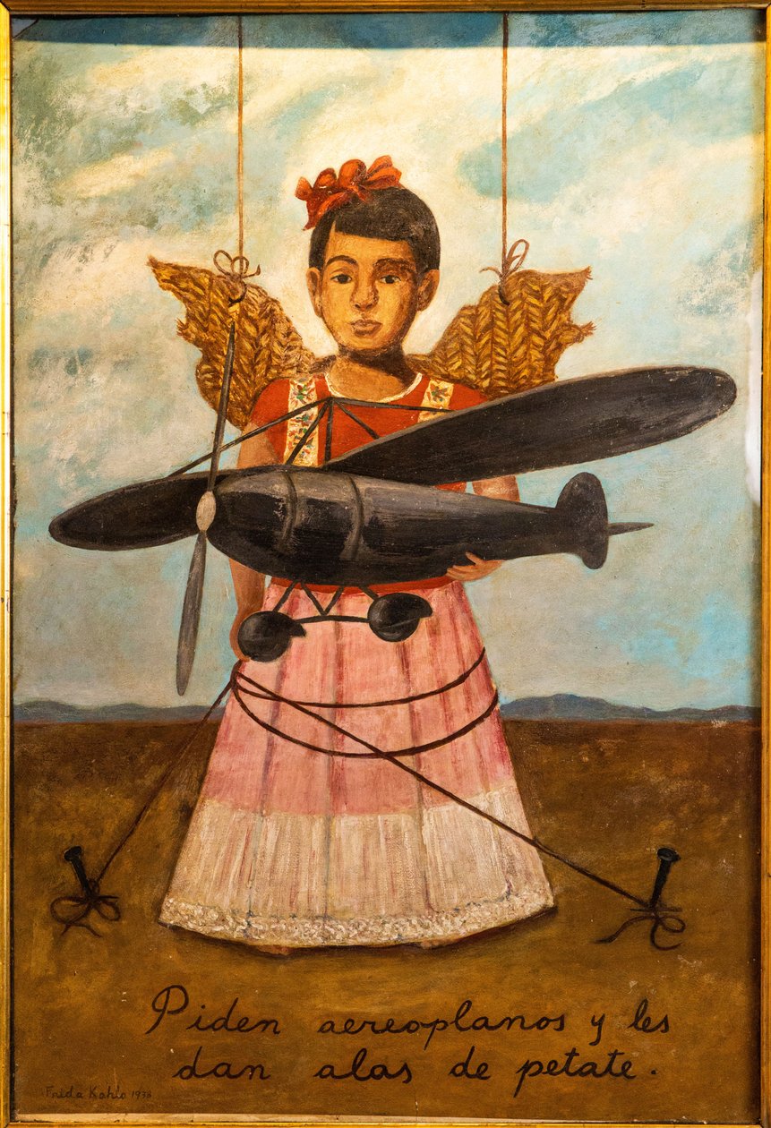 De beder om flyvemaskiner og får vinger lavet af halm af Frida Kahlo