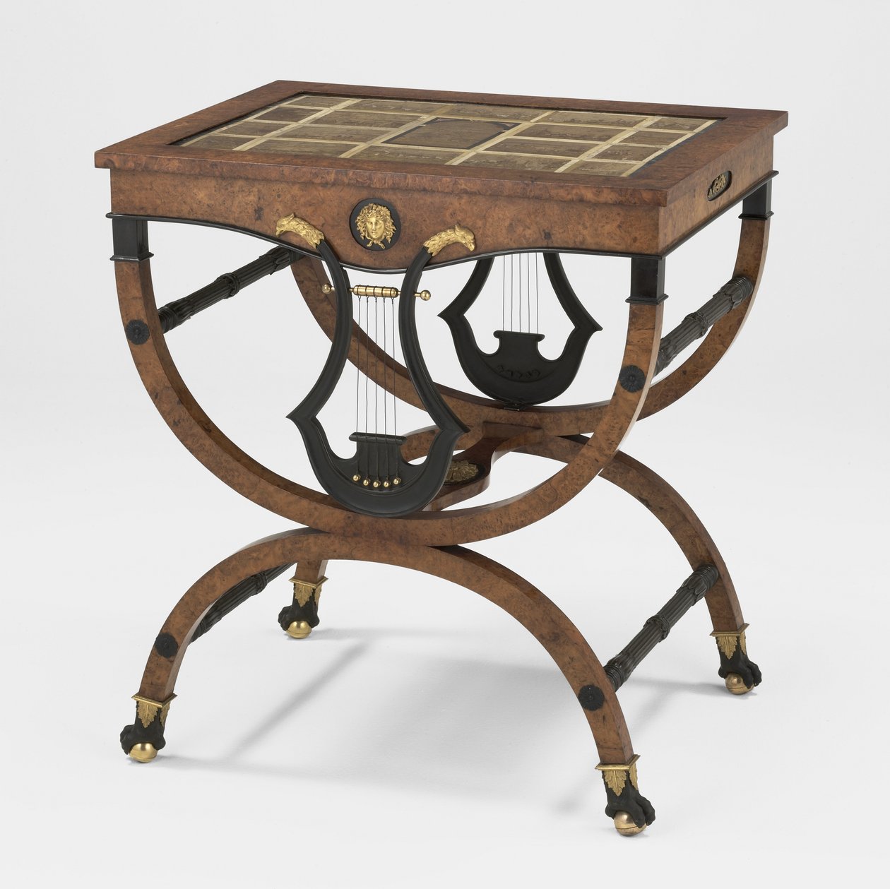 Bord, ca. 1800 (burl ahorn, gran eller fyr, forgyldt bronze og marmor) af Friedrich (after) Gilly