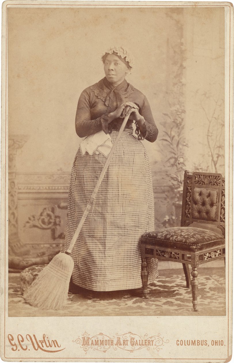 Portræt af en kvinde med en kost,ca. 1885 (foto) af G.C. Urlin