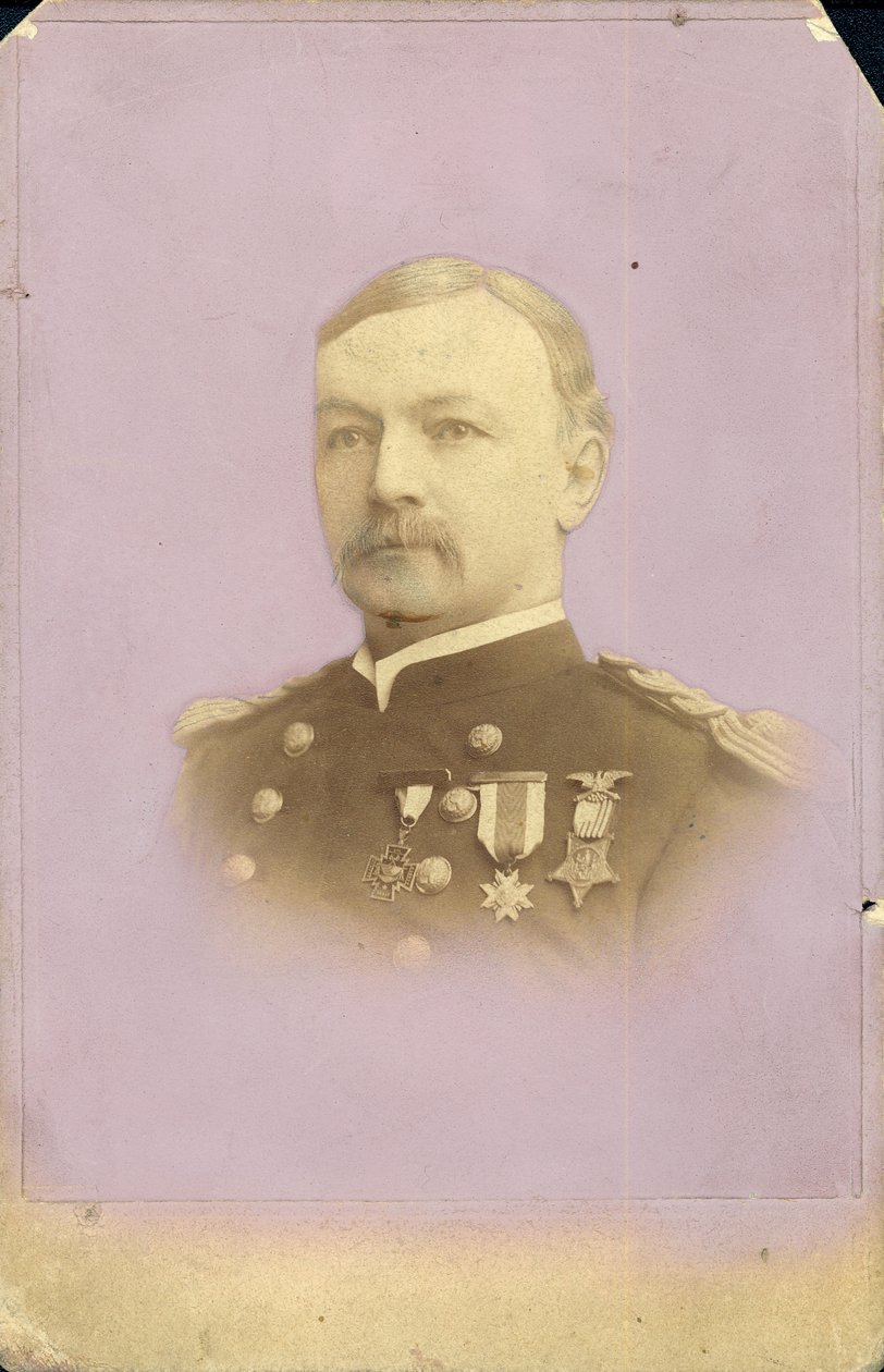 Portræt af Gilbert C. Smith i uniform med medaljer af G.D. Morse