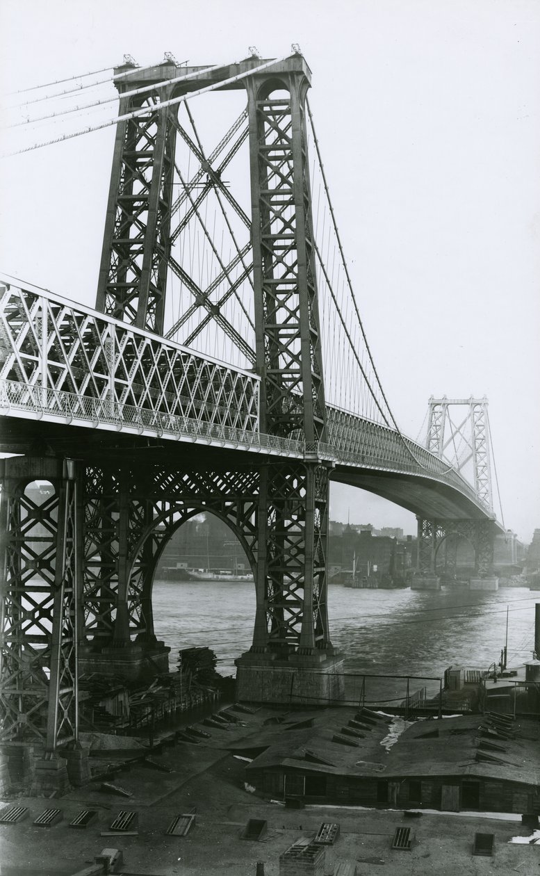 Williamsburg Bridge over East River under opførelsen, 1898 af G.P. Hall und Sohn