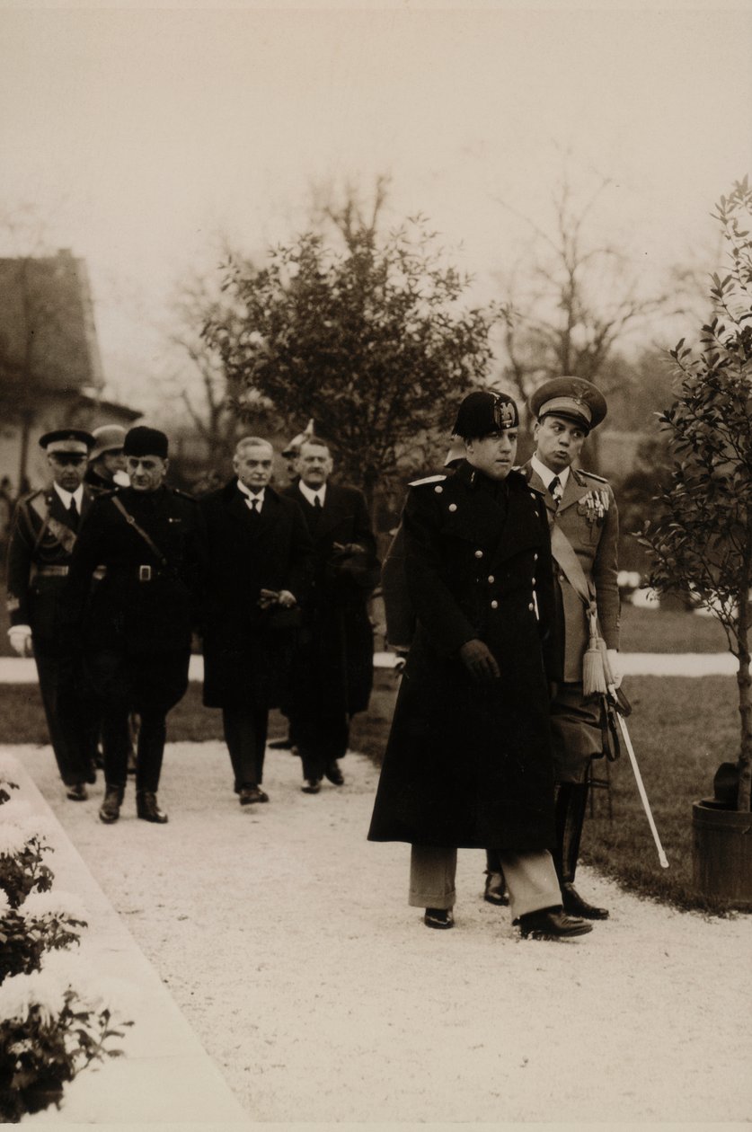 Album "MVSN- Blackshirts": Galeazzo Ciano i uniformen af General of the Militia i Budapest (s/h foto) af G.Y. Schaffer