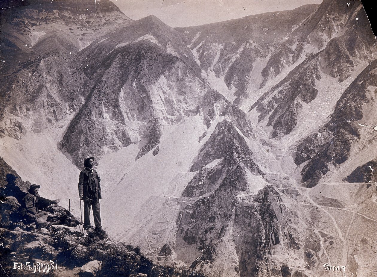 Udsigt over de apuanske alper med marmorbrudene. Et par mænd, der beundrer udsigten, dukker op i forgrunden. (s/h foto) af G. Armani