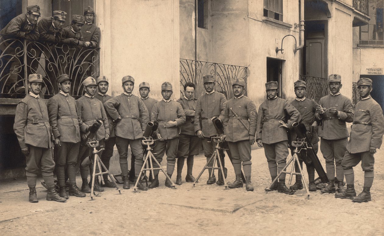 Album "The GM R. Army (1. Verdenskrig)": Soldiers of the 152nd Infantry Regiment - Company "Workers at the launch of bombs", med morterer "Stokes" (s/h foto) af G. Fagnano