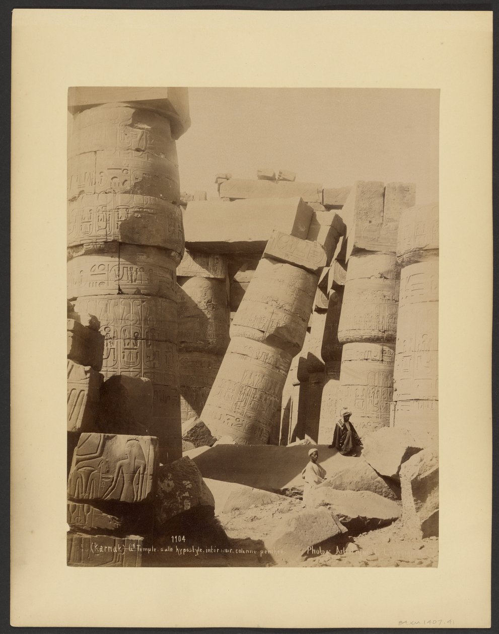 (Karnak) Gd. Tempel, hypostylehal, interiør, skæv søjle af G. Lekegian