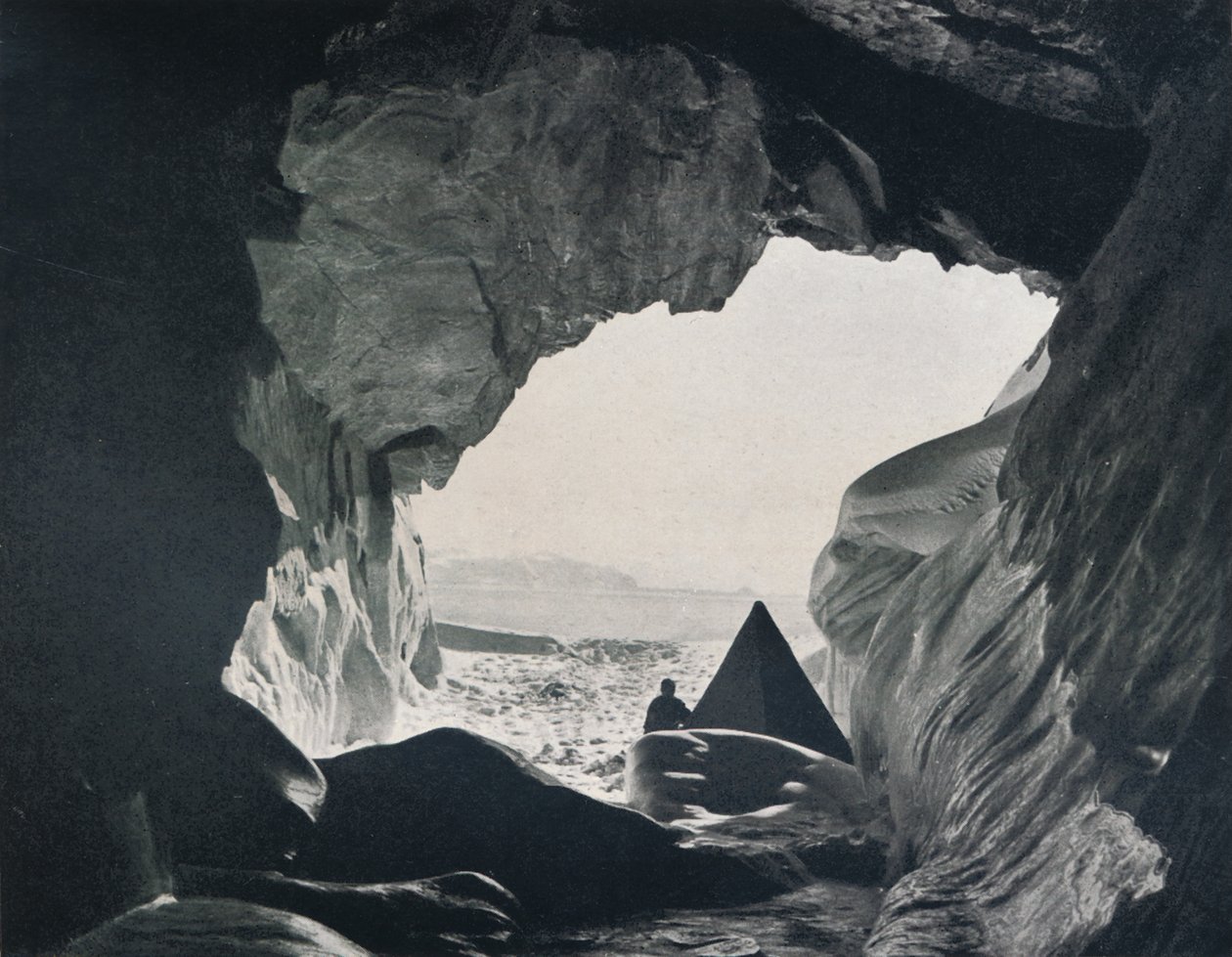 Lejr i hulen under Penelope Point, 1912, 1913 af G. Murray Levick