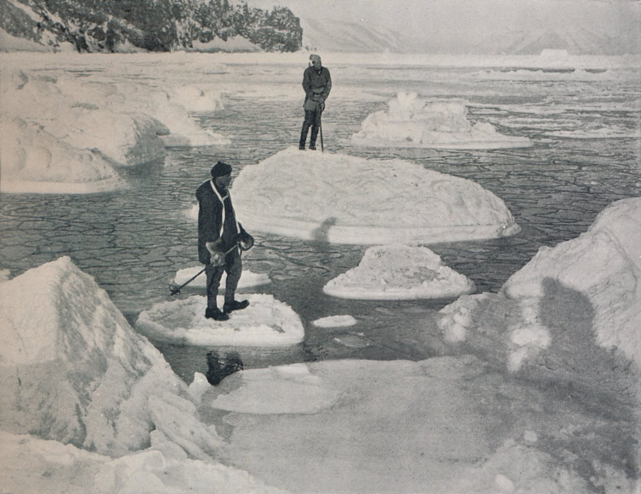 Campbell og Priestley flydende på pandekageis, 1912, 1913 af G. Murray Levick