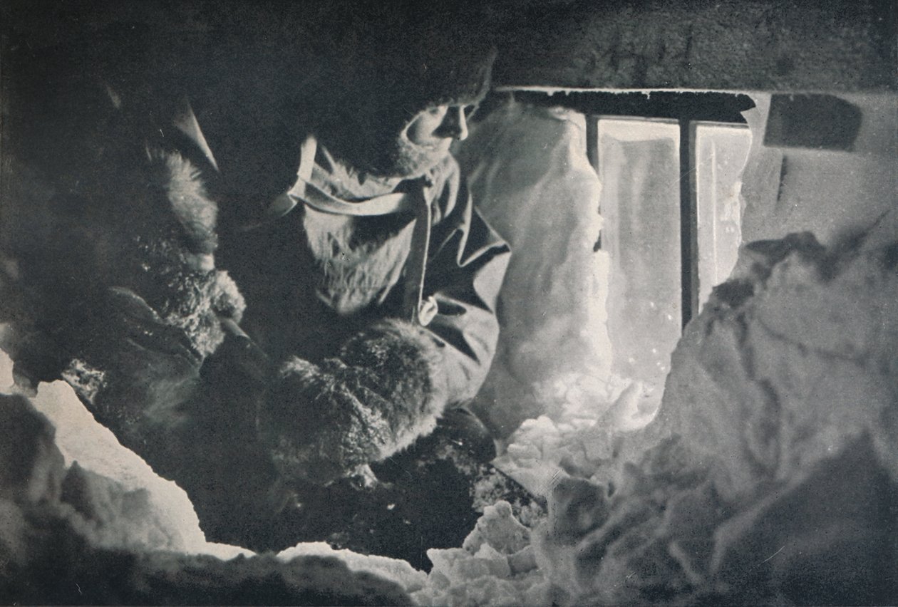 Rydder afdrift fra vinduet til hytten ved Cape Adare, c1911, 1913 af G. Murray Levick