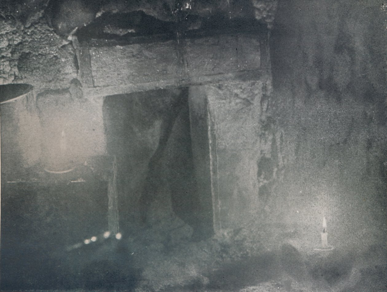 Inside Door of Igloo af Light of Blubber Lamps, c1911, 1913 af G. Murray Levick