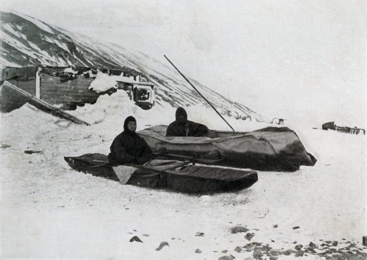 De to kajakker i land, c1911, 1913 af G. Murray Levick