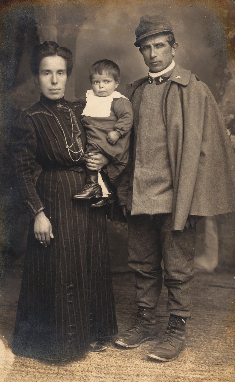 Postkort med en infanterisoldat, skytte, i krigsuniform med sin familie, 16031917 af G. Negri