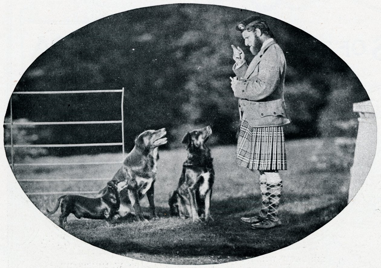Mr. Francis Clark, The Queens Gillie, med tre af hendes yndlingshunde, c1899, 1901 af G. W. Wilson and Company