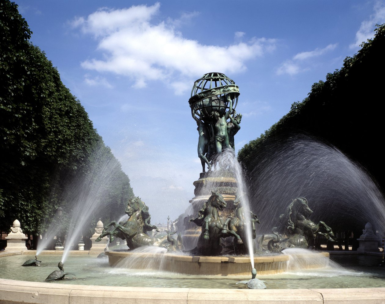 Udsigt over springvandet i de fire dele af verden, eller springvandet til observatoriet eller endda Carpeaux-fontænen, der ligger på Place Camille Jullian i Paris i Marco Polo-haven. Denne bronzefontæne blev bygget mellem 1867 og 1874 af arkitekten Gabriel af Gabriel Jean Antoine Davioud