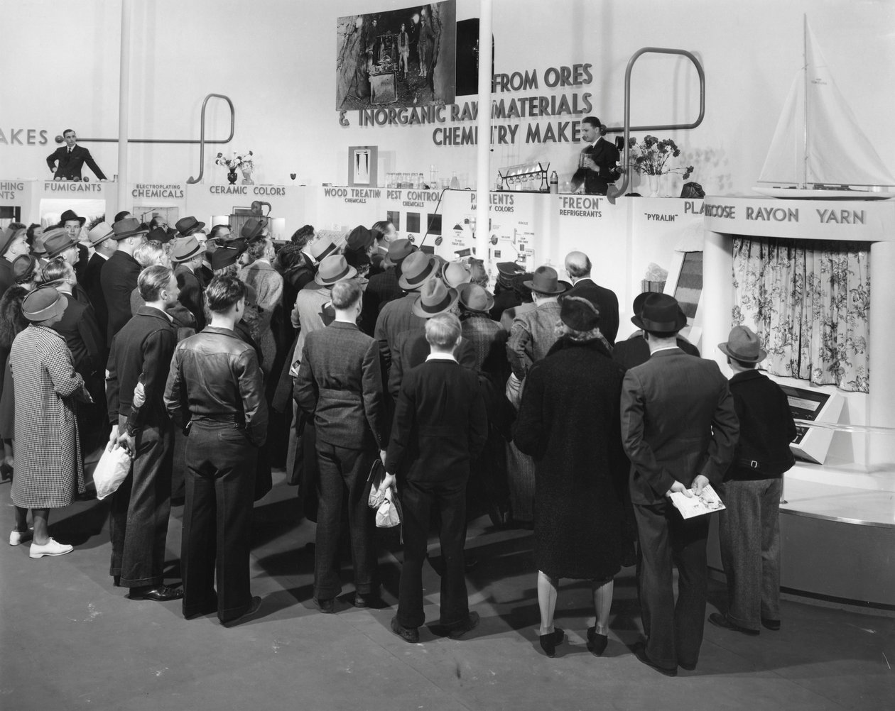 Produktdemonstrationer, New York Worlds Fair, 1939 af Gabriel Moulin