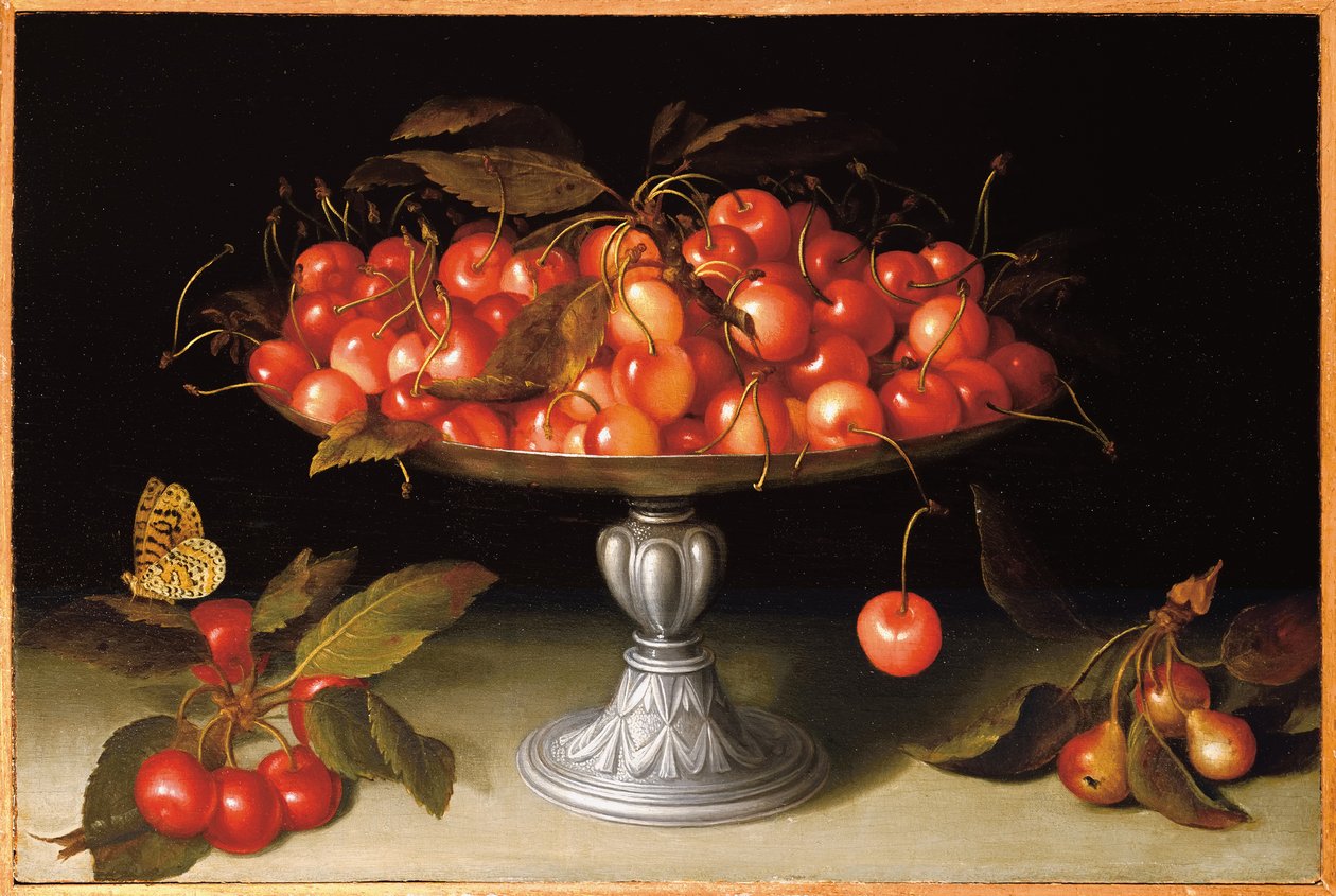 Kirsebær i sølvkompot med crabapples på en stenkant og en fritillary sommerfugl af Galizia Fede