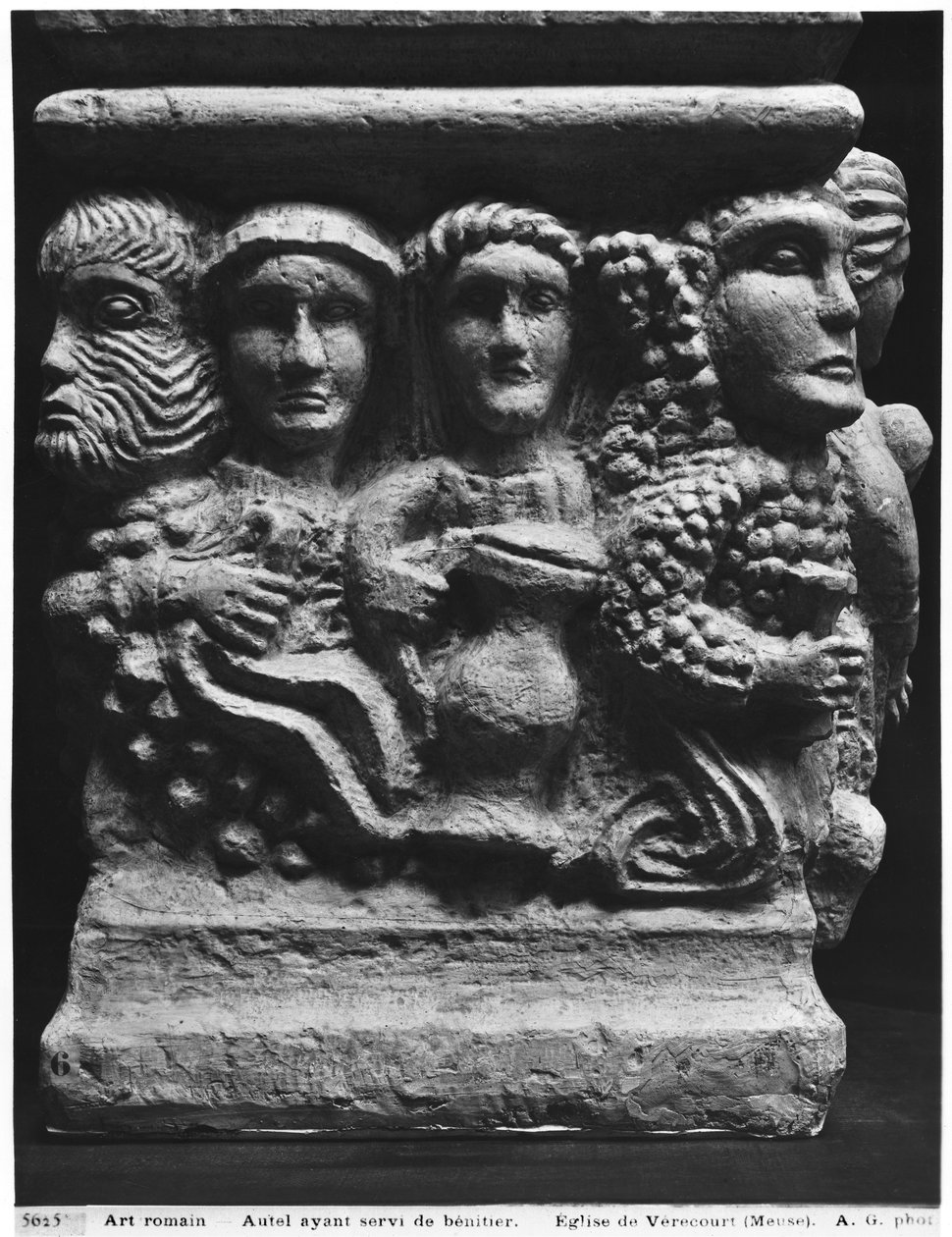 Forsiden af et alter brugt som en font, der forestiller hoveder, fra kirken Vericourt, Meuse (gipsafstøbning) af Gallo Roman