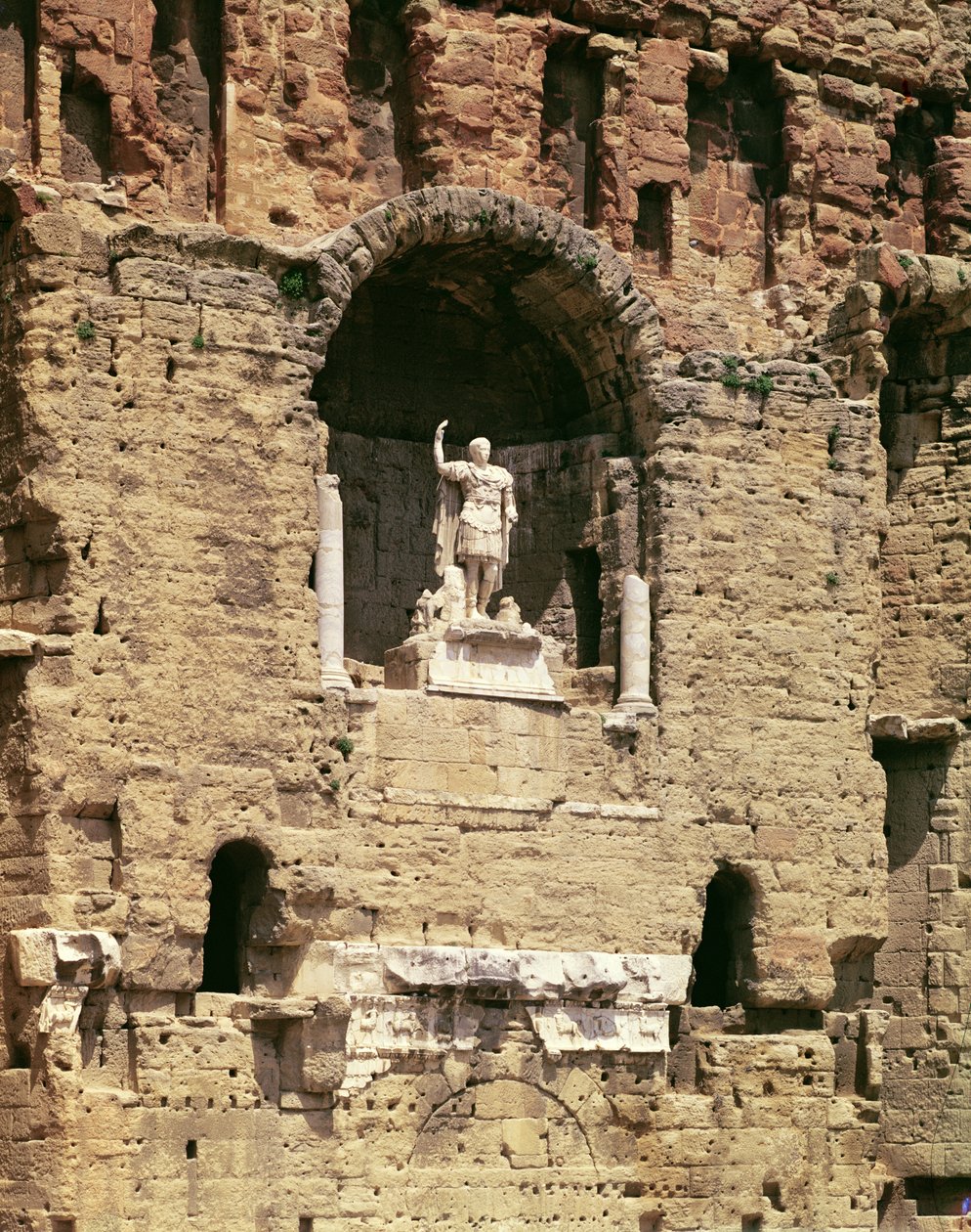 Statue af kejser Cæsar Augustus (63 f.Kr.-14 e.Kr.) i det romerske teater af Gallo Roman