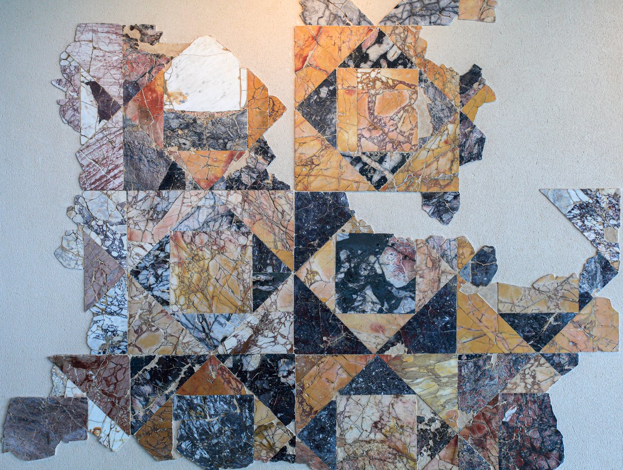 Marmorbelægning i opus sectile fra et romersk offentligt monument af Gallo-Roman