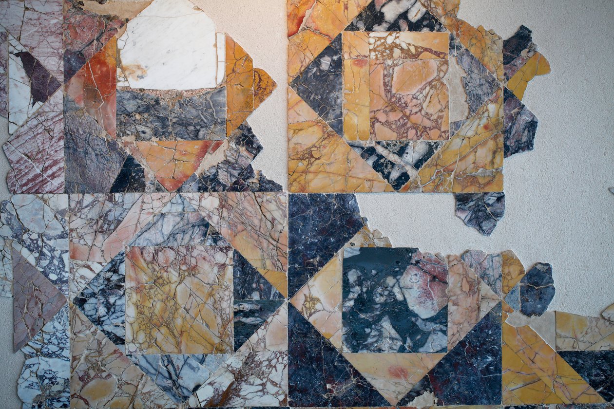 Marmorbelægning i opus sectile fra et romersk offentligt monument af Gallo-Roman