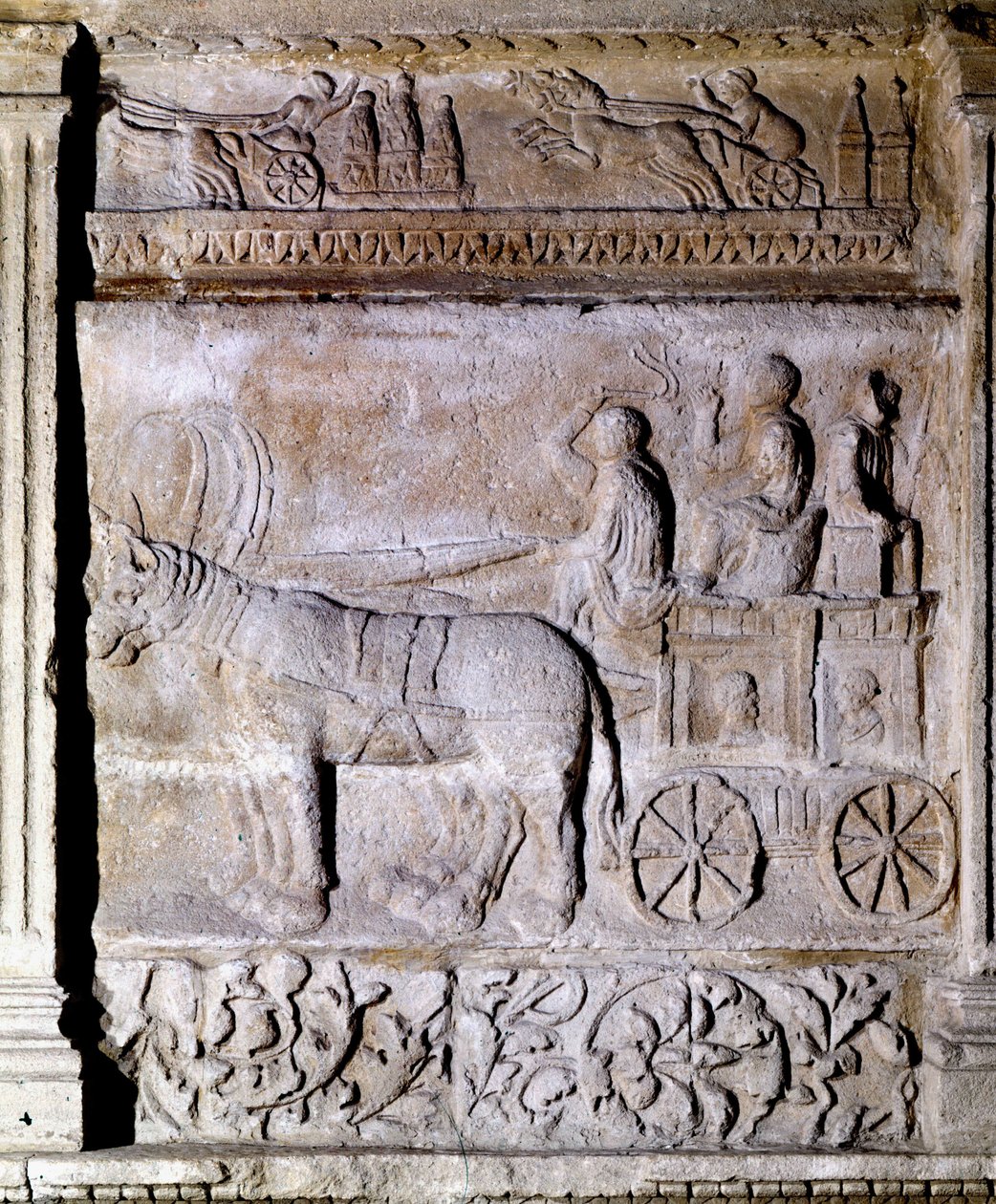Lavt relief fra den gallo-romerske periode, der viser en vogn affyret af heste med passagerer. Avignon, Musee Calvet af Gallo Roman Gallo Roman
