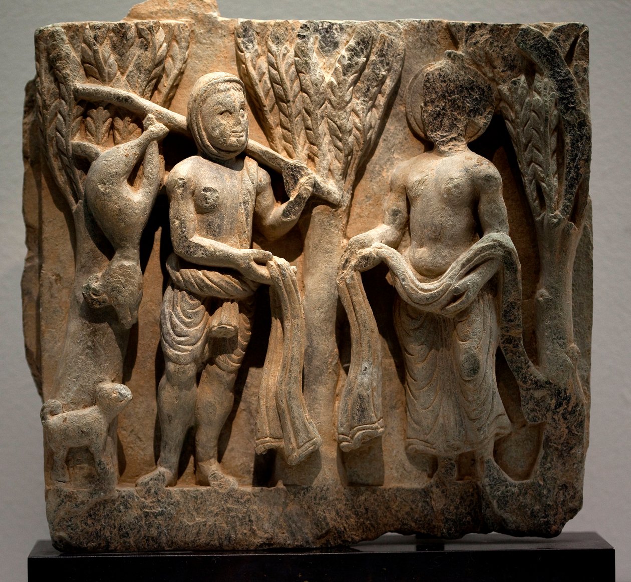 Byt tøj med en jæger. Lavrelief skulptureret, kunst af Gandhara (Pakistan), 2.-3. århundrede. Koreas Nationalmuseum, Seoul (Sydkorea). af Gandhara School