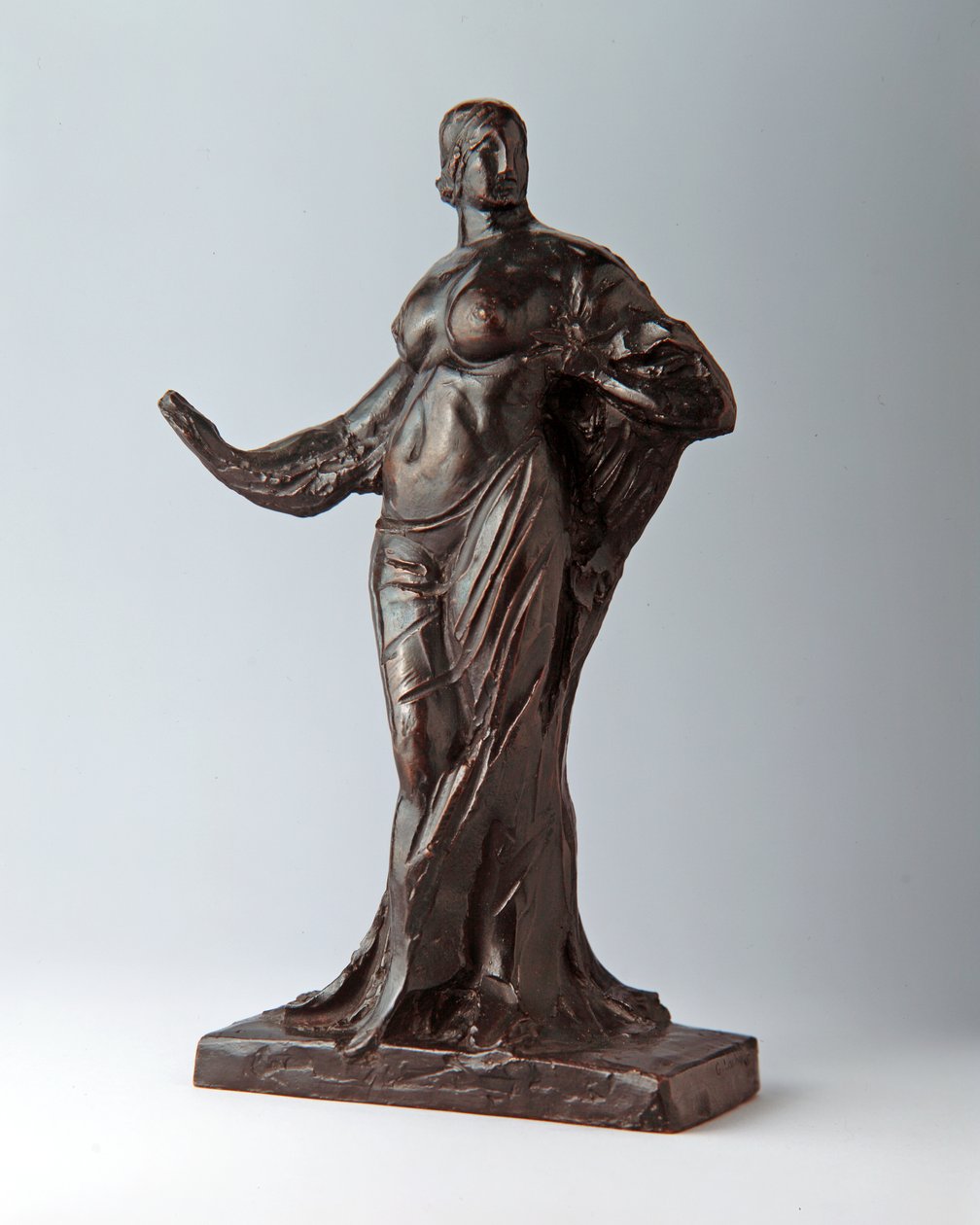 Stående kvinde med strakt højre arm, 1917-18 (støbt ca. 1918-25) (bronze) af Gaston Lachaise