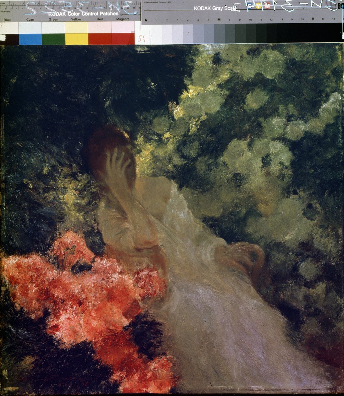 I haven. (I haven). En kvinde i hvidt, der ser desperat ud, gemmer sit ansigt i hånden. Maleri af Gaston de La Touche (1854-1913) af Gaston de Latouche