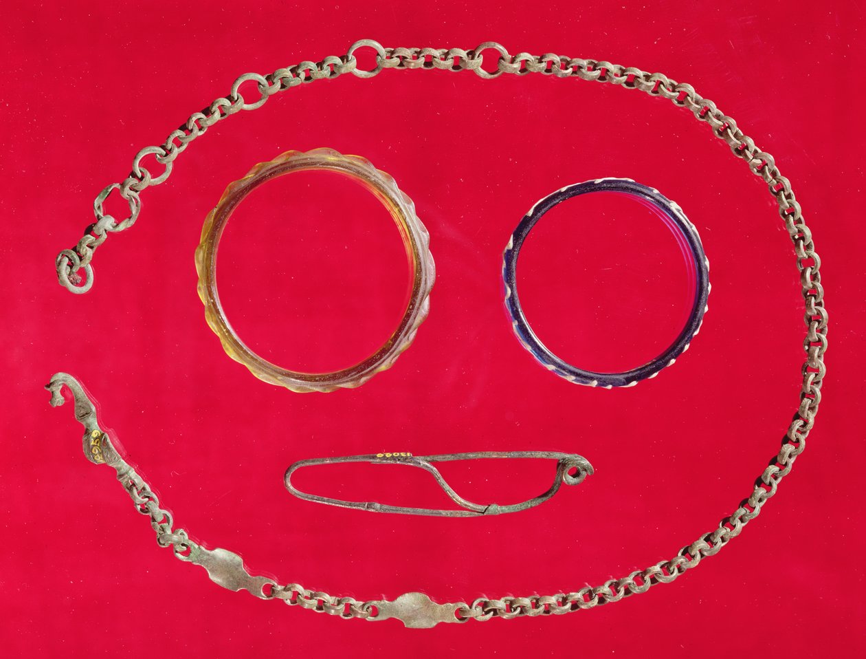 Bælte, broche og to armbånd, Tene II (glas og bronze) af Gaulish