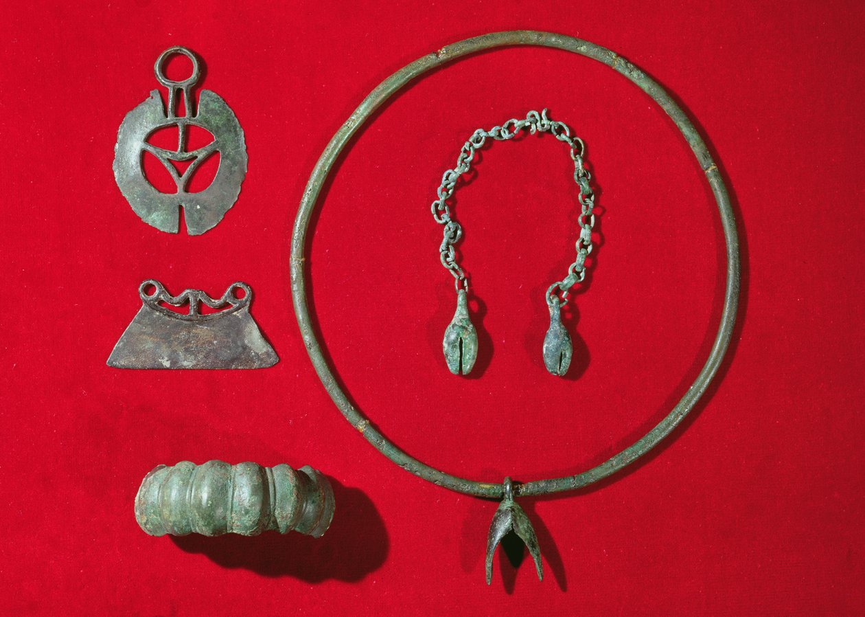 Halvcirkelformet barbermaskine, ligekantet barbermaskine, armbånd med ægformet design, moment med vedhæng og en kæde med to vedhæng, 750-475 f.Kr. (bronze) af Gaulish