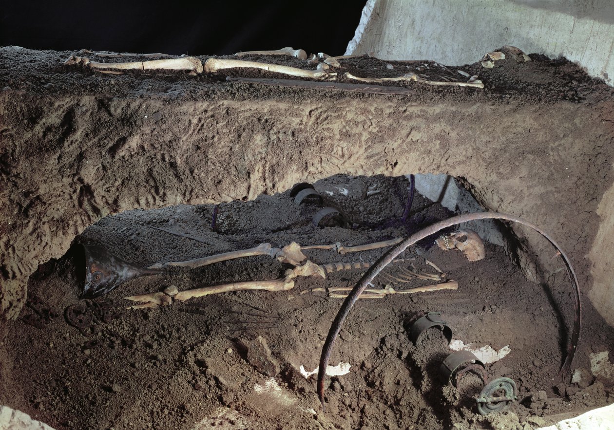 Grav af en gallisk høvding begravet med sin vogn og sin vognfører, fra La Gorge-Meillet, Somme-Tourbe, Tene I (se også 166065) af Gaulish