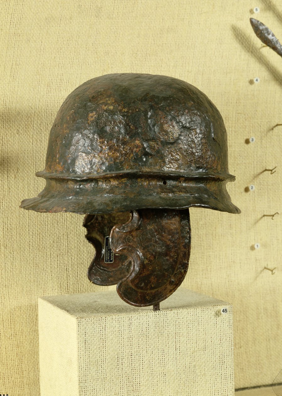 Hjelm med kindbeskyttere, fra Alesia, Tene III (bronze) af Gaulish
