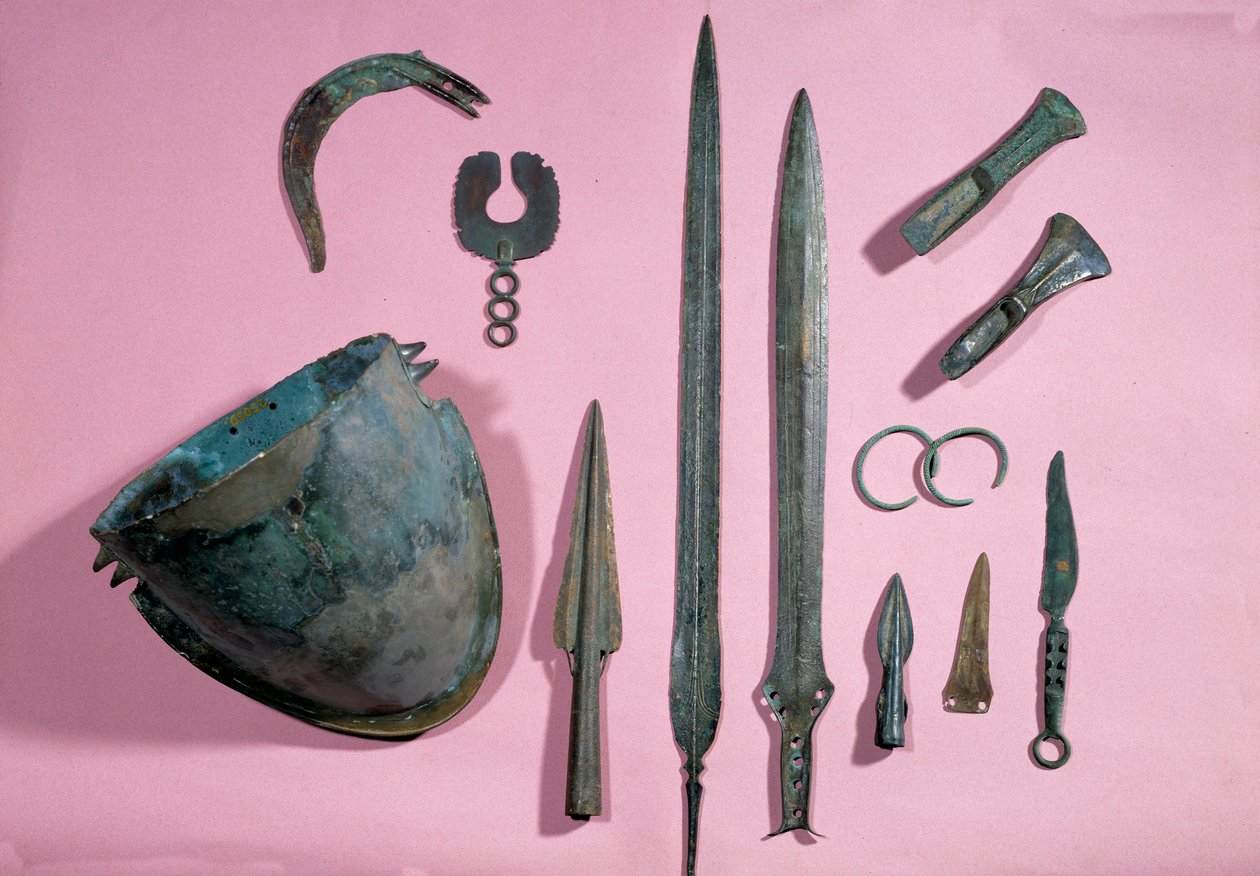 Gallisk kunst: bronzehjelm, økse, segl, pynt, epee, armbånd, spids fra Theil og Billy sur Loir. 1150 - 950 f.Kr. Saint-Germain-en-Laye, Antikvitetsmuseet af Gaulish Gaulish