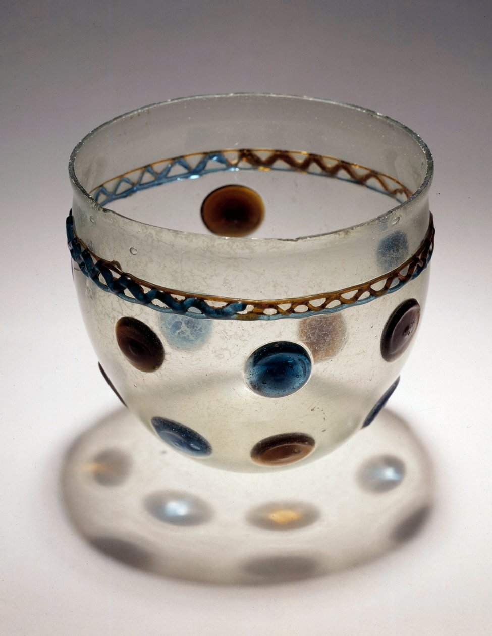 Gallisk kunst: glaskop med farvede tabletter. Slutningen af 4. begyndelsen af 5. århundrede efter JC. Fra Breny. Saint Germain en Laye, Museum of National Archaeology af Gaulish Gaulish