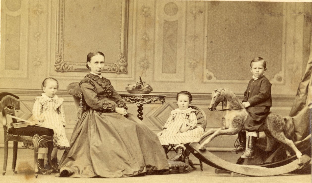 Ung dreng på gyngehest omgivet af sin familie, 1860